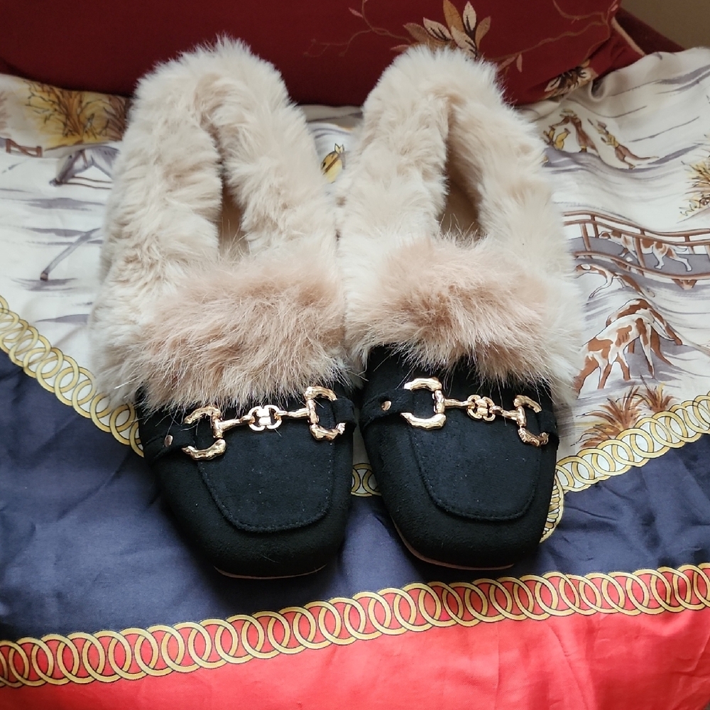 Elegant Fur Lined Luxury Mules With Gold Hardware - Picture 7 of 7